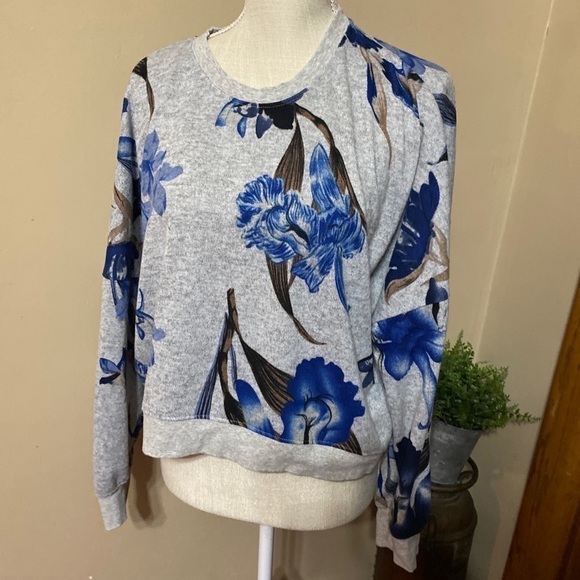 𝅺zyia Active Blue floral crop sweatshirt slouchy oversized small. - Picture 4 of 10